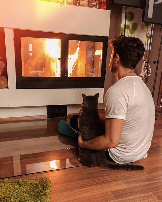 Milan si užívá domácí pohody s kocourem Vlastíkem